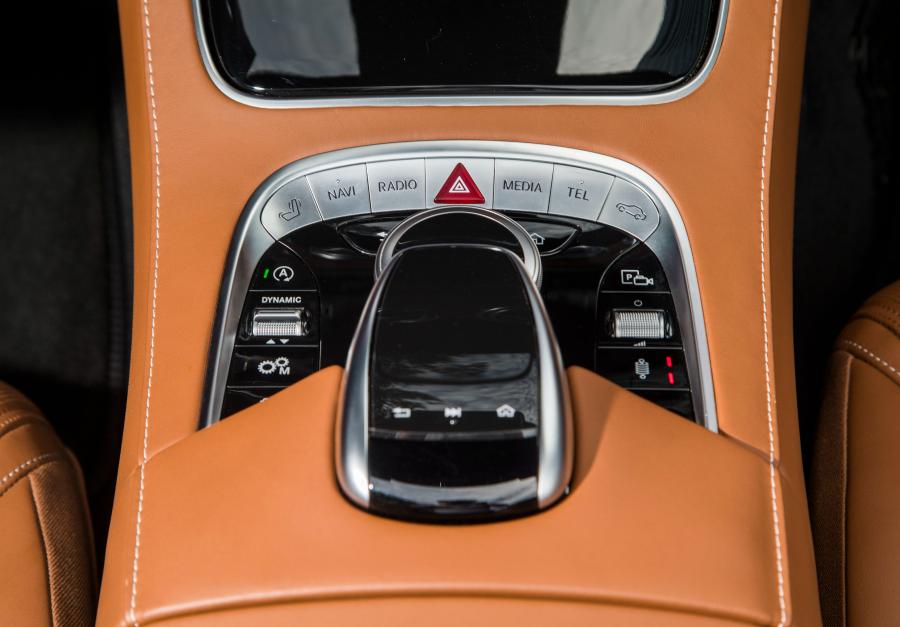 Детали интерьера Mercedes-AMG S65 Cabriolet (A217) 2018 года  (NA) (фото 30 из 42)